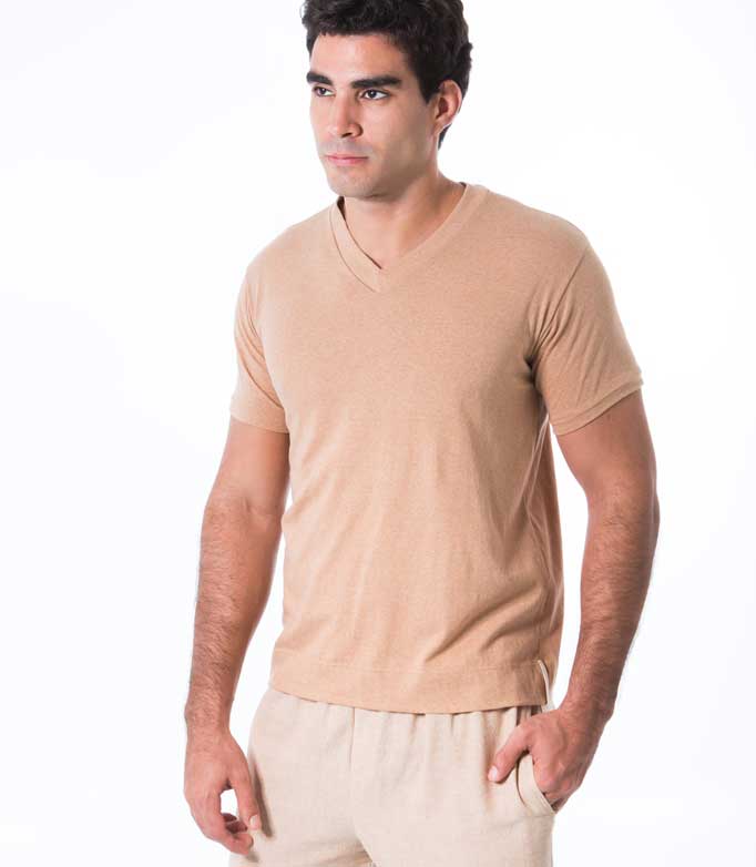 Camiseta de algodão colorido orgânico. Moda com pegada ecológica.