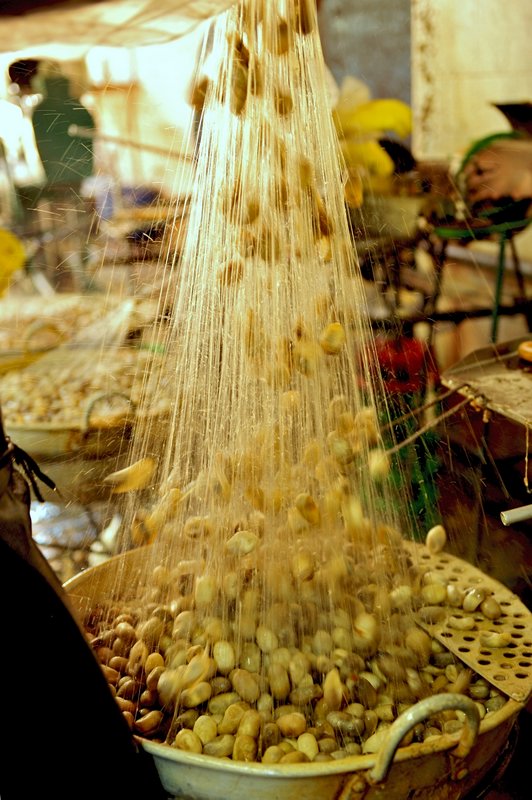 Na Casulo Feliz, os casulos de bicho-da-seda imperfeitos são transformados em fios e tecidos.