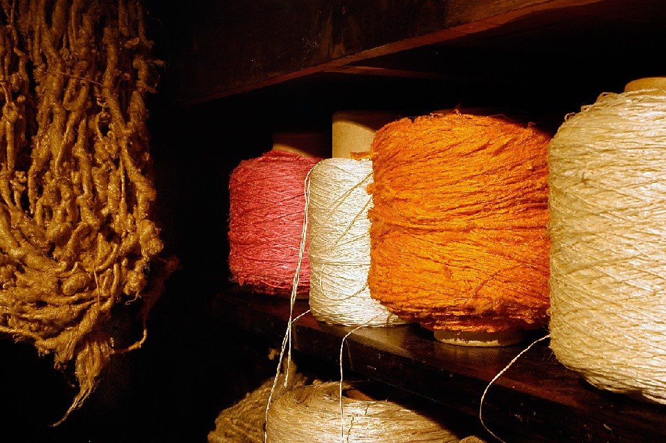 Wires and rustic fabrics: the natural dyes