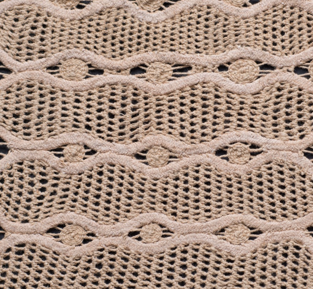 Renda renascença com crochê. O lacê foi substituído por cordão de rede de dormir (mamucabo).